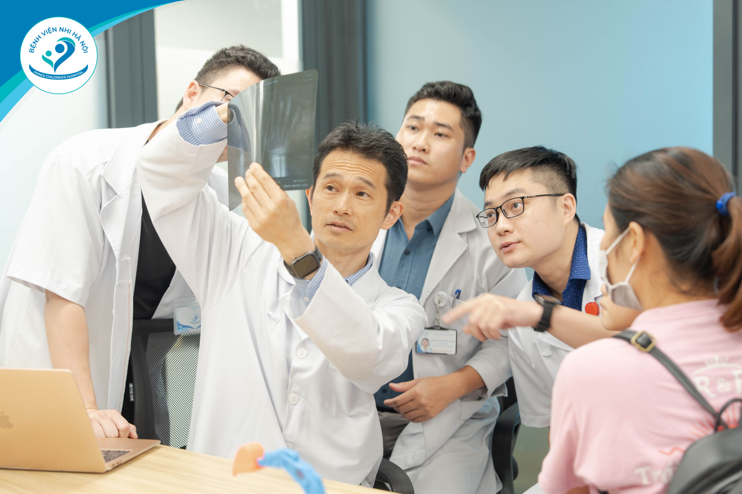 Chương trình hợp tác y tế quốc tế giữa Bệnh viện Nhi Hà Nội & TS. Takehiko Takagi – chuyên gia phẫu thuật bàn tay hàng đầu Nhật Bản đã thành công tốt đẹp.