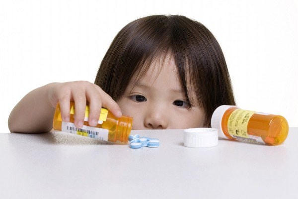 8 ĐIỀU CẦN BIẾT VỀ NGỘ ĐỘC THUỐC VÀ HÓA CHẤT Ở TRẺ EM: DẤU HIỆU, XỬ TRÍ VÀ PHÒNG NGỪA