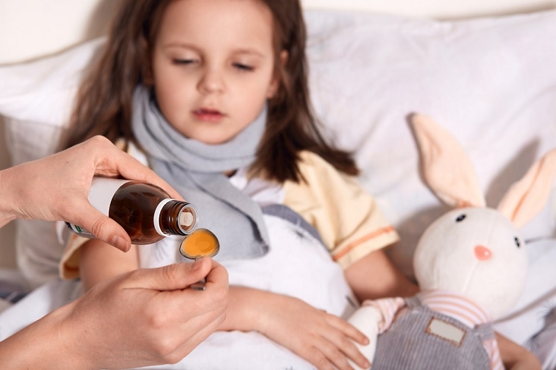 8 ĐIỀU CẦN BIẾT VỀ NGỘ ĐỘC THUỐC VÀ HÓA CHẤT Ở TRẺ EM: DẤU HIỆU, XỬ TRÍ VÀ PHÒNG NGỪA