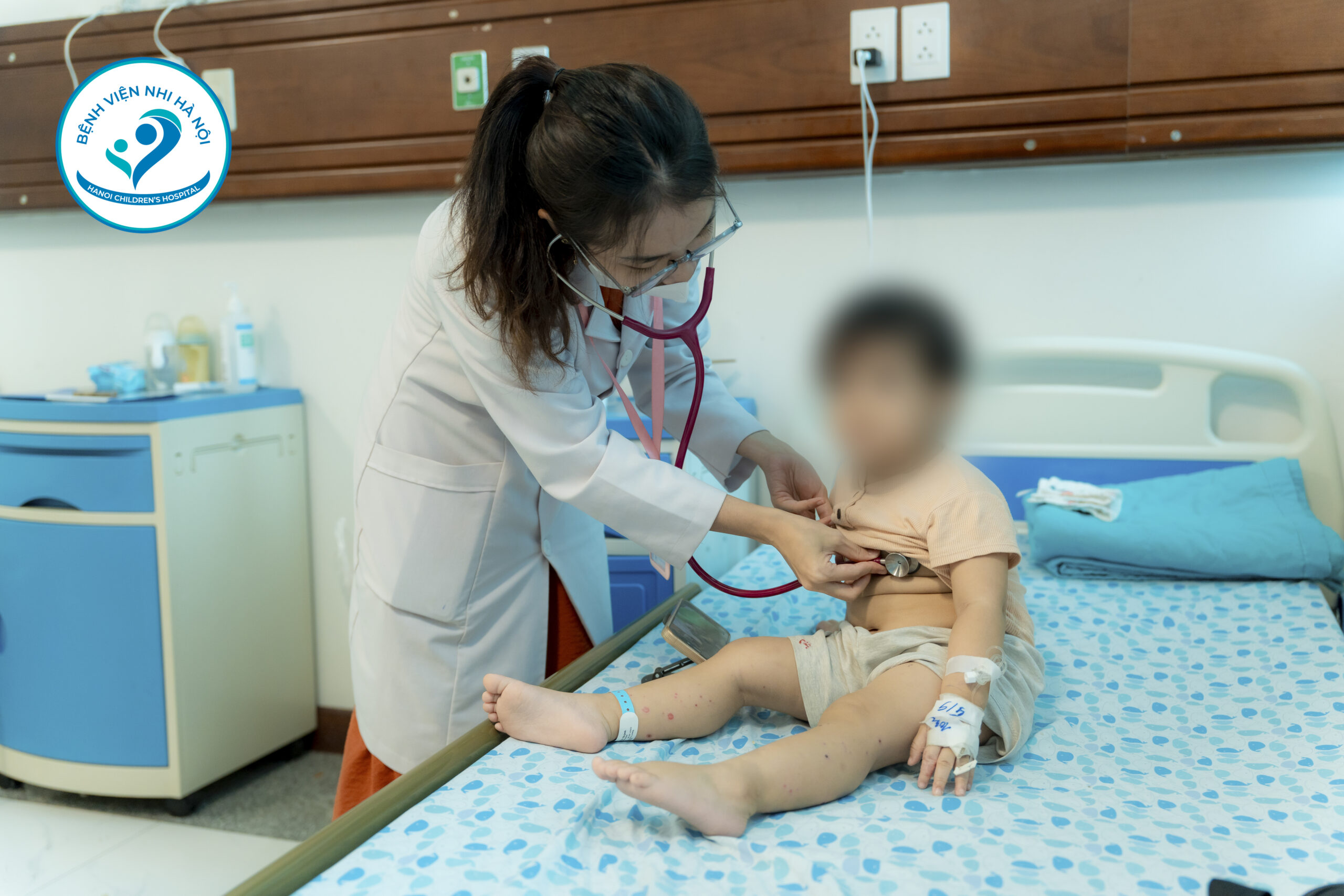 5 ĐIỀU CHA MẸ CẦN BIẾT VỀ BỆNH TAY CHÂN MIỆNG Ở TRẺ EM: CẢNH GIÁC NGUY CƠ CHUYỂN NẶNG NHANH