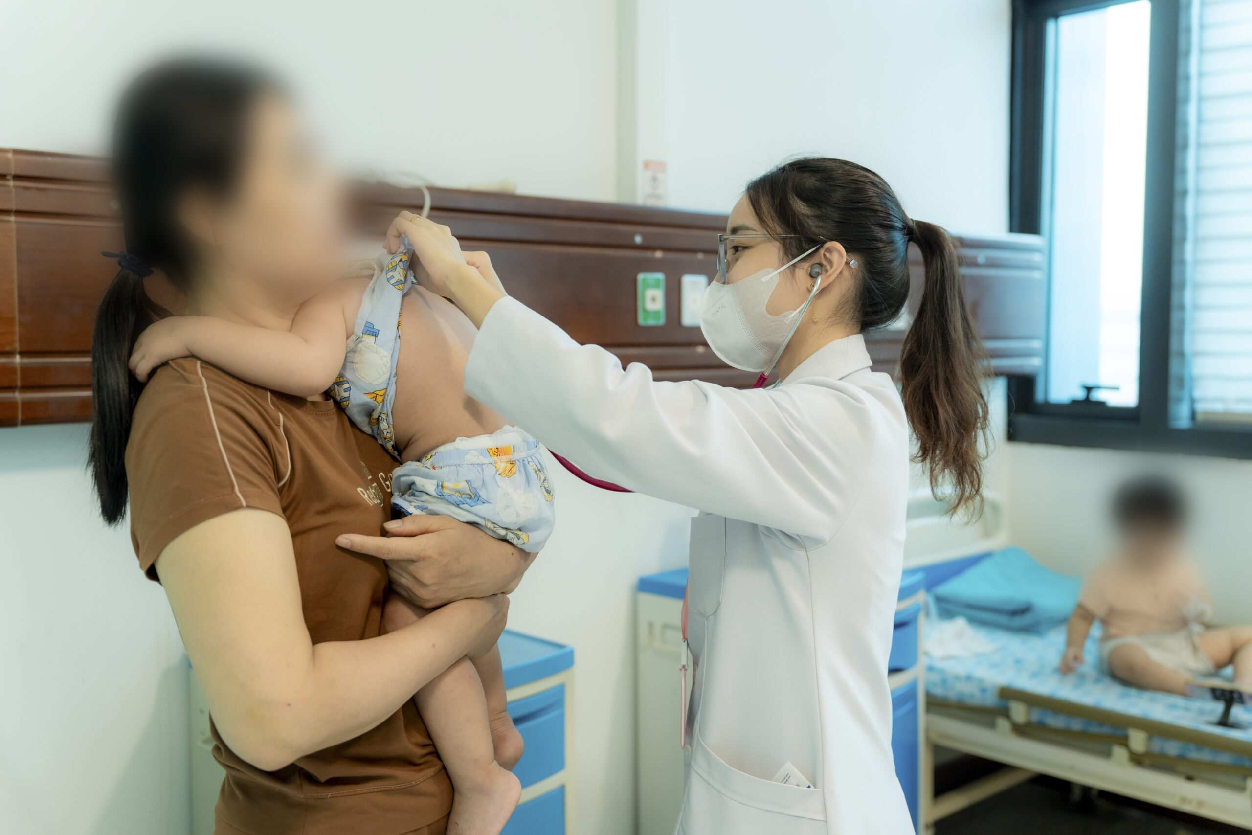 5 ĐIỀU CHA MẸ CẦN BIẾT VỀ BỆNH TAY CHÂN MIỆNG Ở TRẺ EM: CẢNH GIÁC NGUY CƠ CHUYỂN NẶNG NHANH